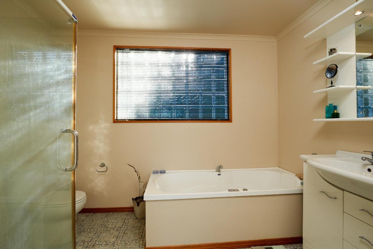 Akaroa Holiday Home Spacious And Quite With Stunning Harbour Views And Close To Town Exterior photo